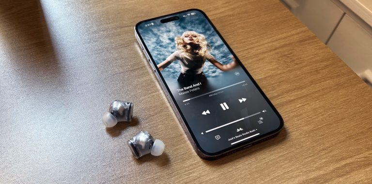 Fones de ouvido iPhone 14 Pro Max e Beats Studio Buds+