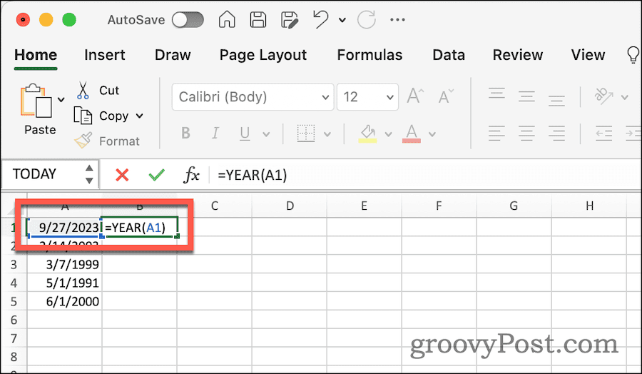Usando a função YEAR para extrair o ano de uma data no Excel