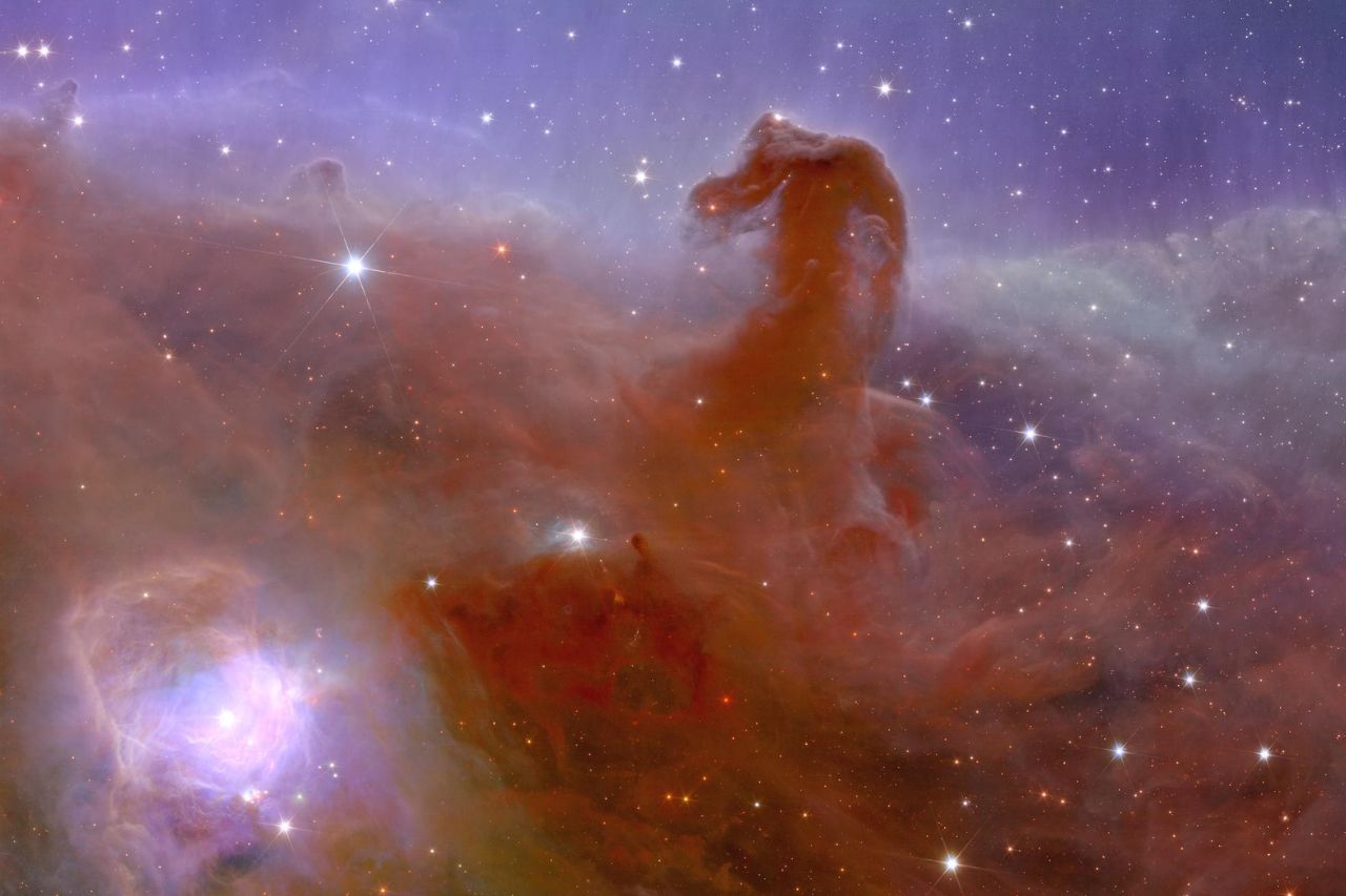 Uma vista panorâmica e detalhada da Nebulosa Cabeça de Cavalo, também conhecida como Barnard 33